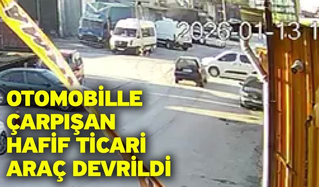 Otomobille çarpışan hafif ticari araç devrildi