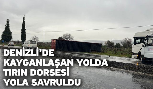 Denizli’de kayganlaşan yolda tırın dorsesi yola savruldu