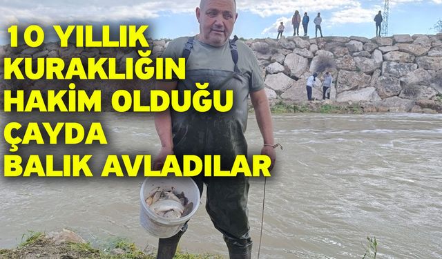 10 Yıllık Kuraklığın Hakim Olduğu Çayda Balık Avladılar