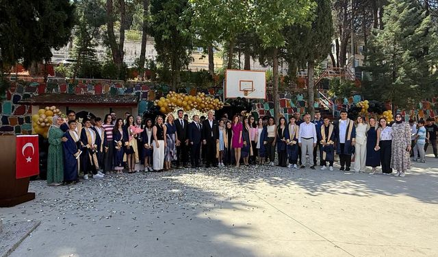 Babadağ’da Mezuniyet Coşkusu! Müşerref Yılmaz Ortaokulu Öğrencileri Kep Attı