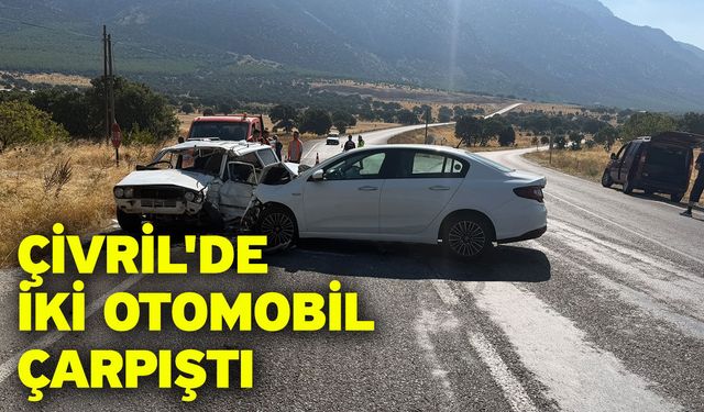 Çivril'de iki otomobil çarpıştı