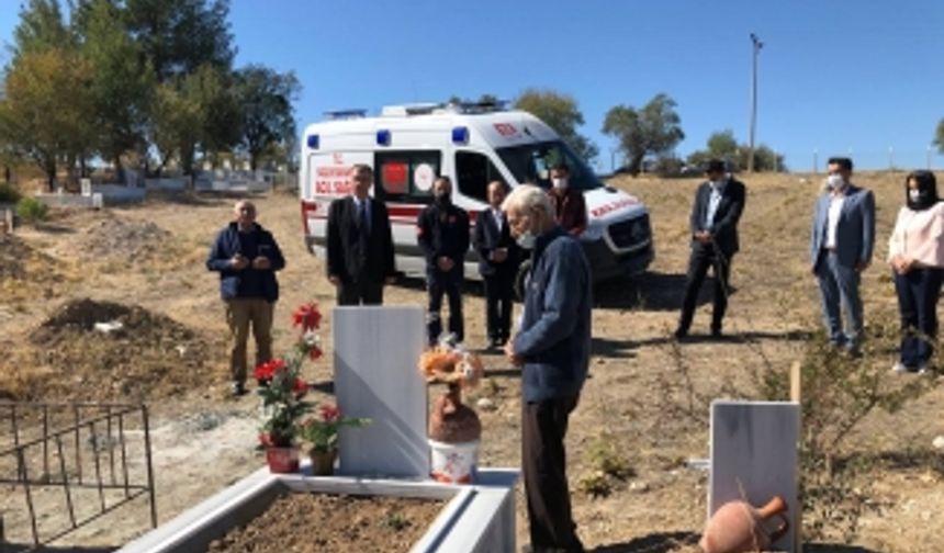 Eşinin vasiyeti olan ambulansla ilk önce mezarlığa gitti