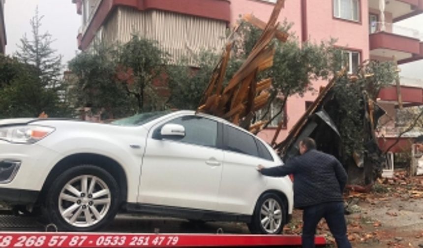 Denizli felaketi yaşadı! Çatı aracın tavanına ok gibi saplandı