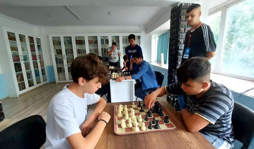 Satranç Turnuvasında Kıran Kırana Mücadele