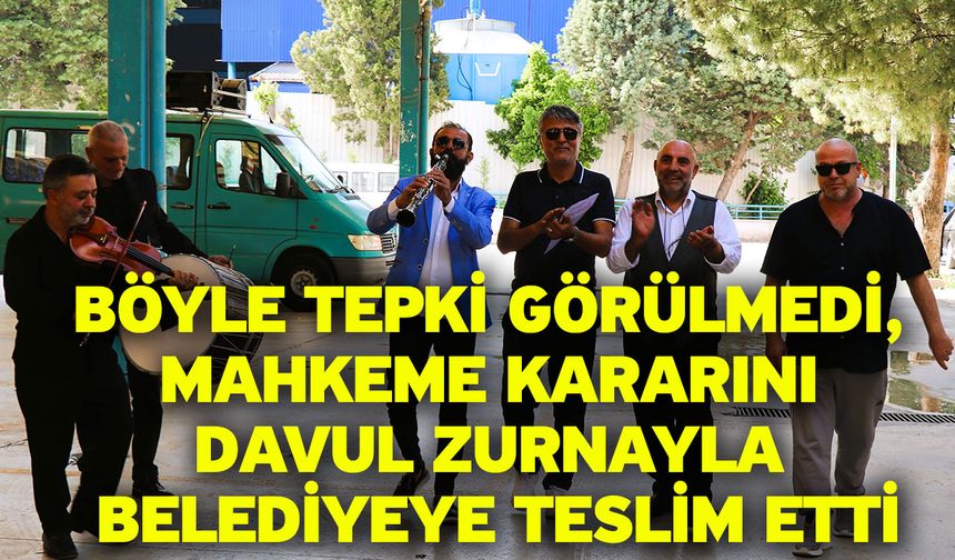 Böyle tepki görülmedi, mahkeme kararını davul zurnayla belediyeye teslim etti