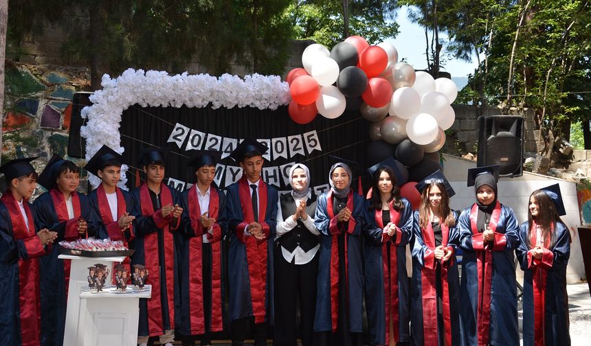 Müşerref Yılmaz İmam Hatip Ortaokulu’nda Mezuniyet Coşkusu
