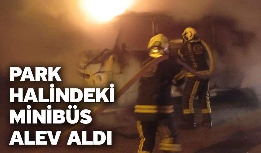 Park halindeki minibüs alev aldı