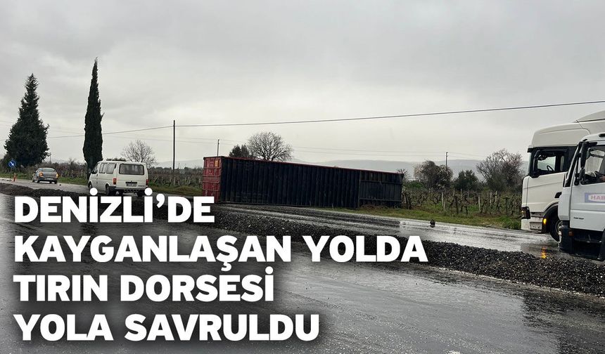 Denizli’de kayganlaşan yolda tırın dorsesi yola savruldu