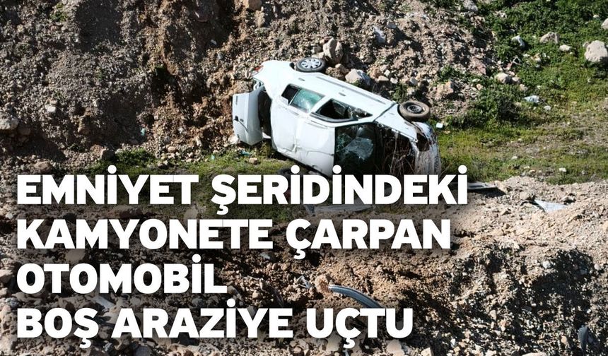 Emniyet şeridindeki kamyonete çarpan otomobil boş araziye uçtu