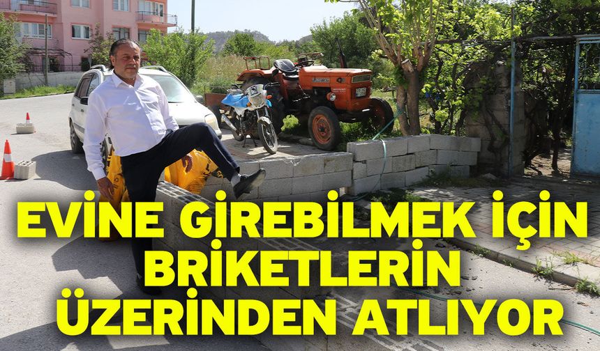 Evine girebilmek için briketlerin üzerinden atlıyor