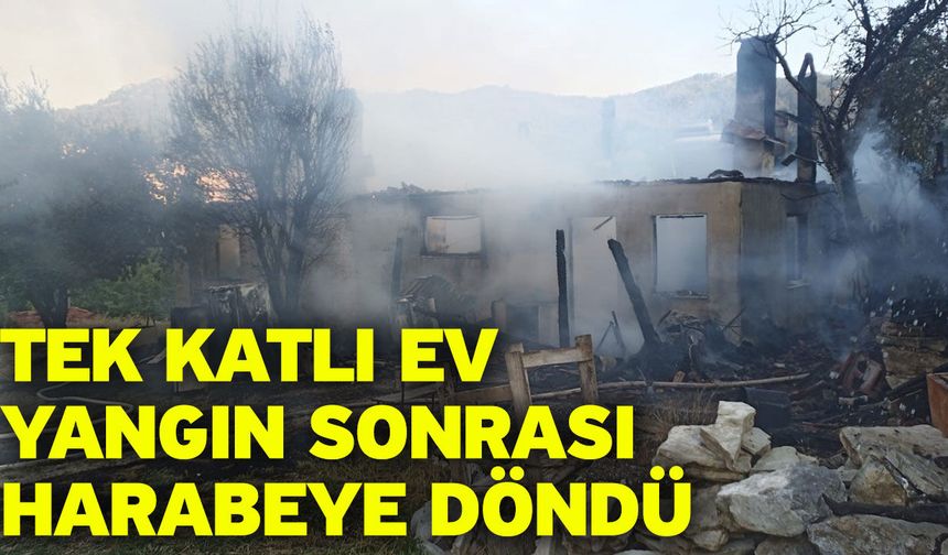 Tek katlı ev yangın sonrası harabeye döndü
