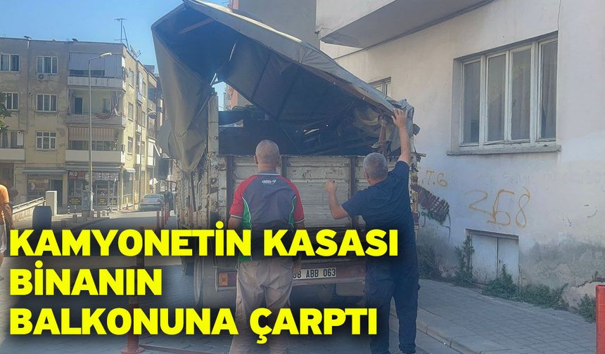 Kamyonetin kasası binanın balkonuna çarptı