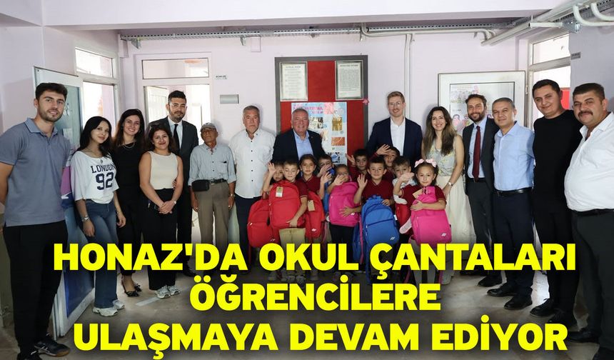 Honaz'da okul çantaları öğrencilere ulaşmaya devam ediyor