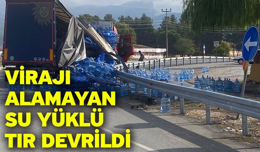 Virajı alamayan su yüklü tır devrildi