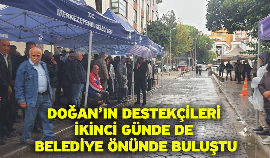 Doğan’ın destekçileri ikinci günde de belediye önünde buluştu
