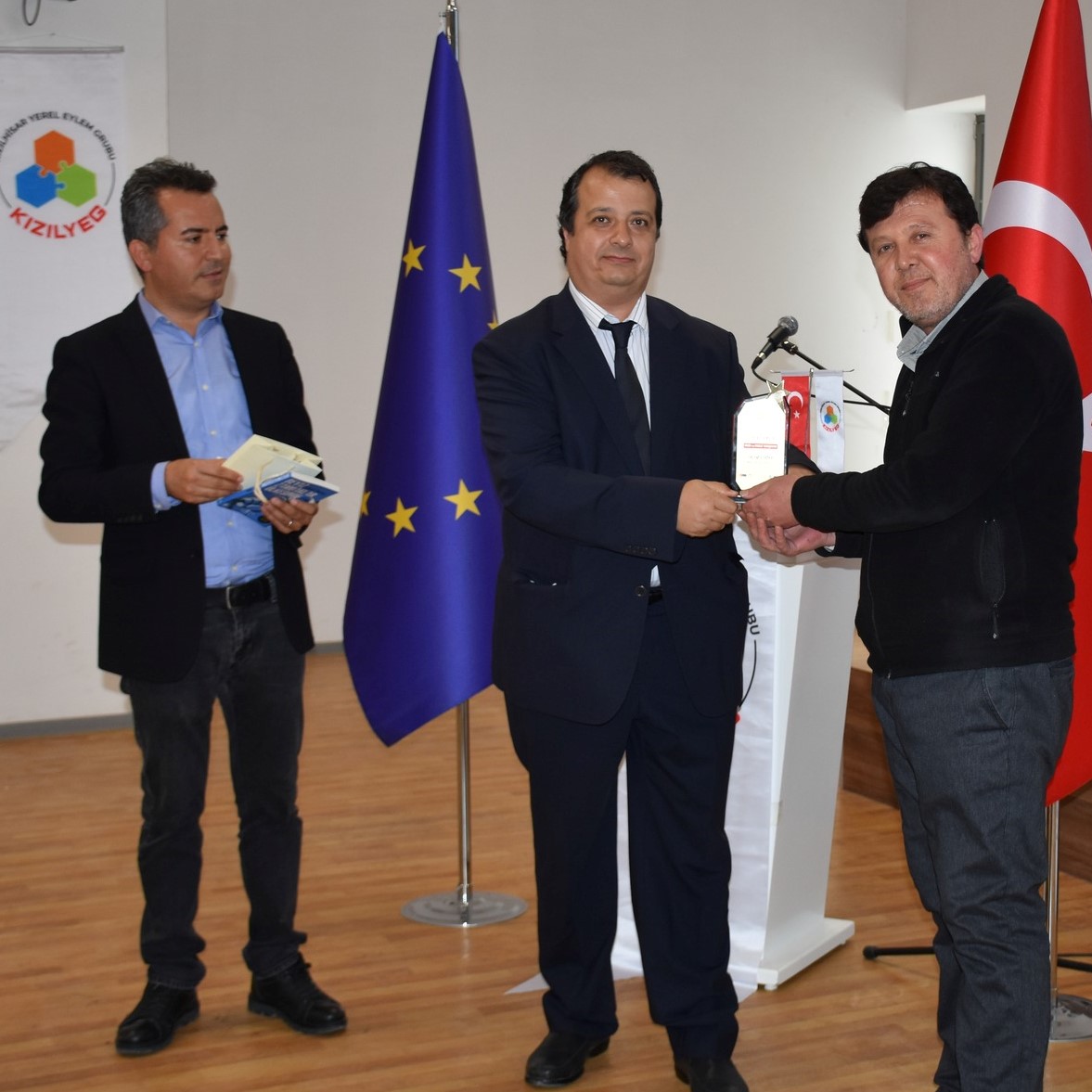 6- Serinhisar İçin Bir Fikrim Var Yarışması Üçüncüsü Mehmet Ali Yavuz Devrim Alkaya'dan ödülünü alırken