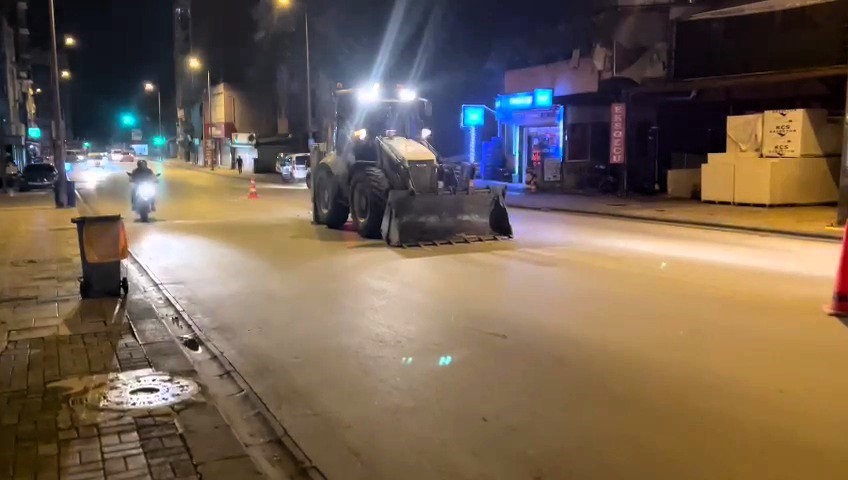 İŞLEK CADDE OLUŞAN ÇUKUR SÜRÜCÜLERE ZOR ANLAR YAŞATTI (2)
