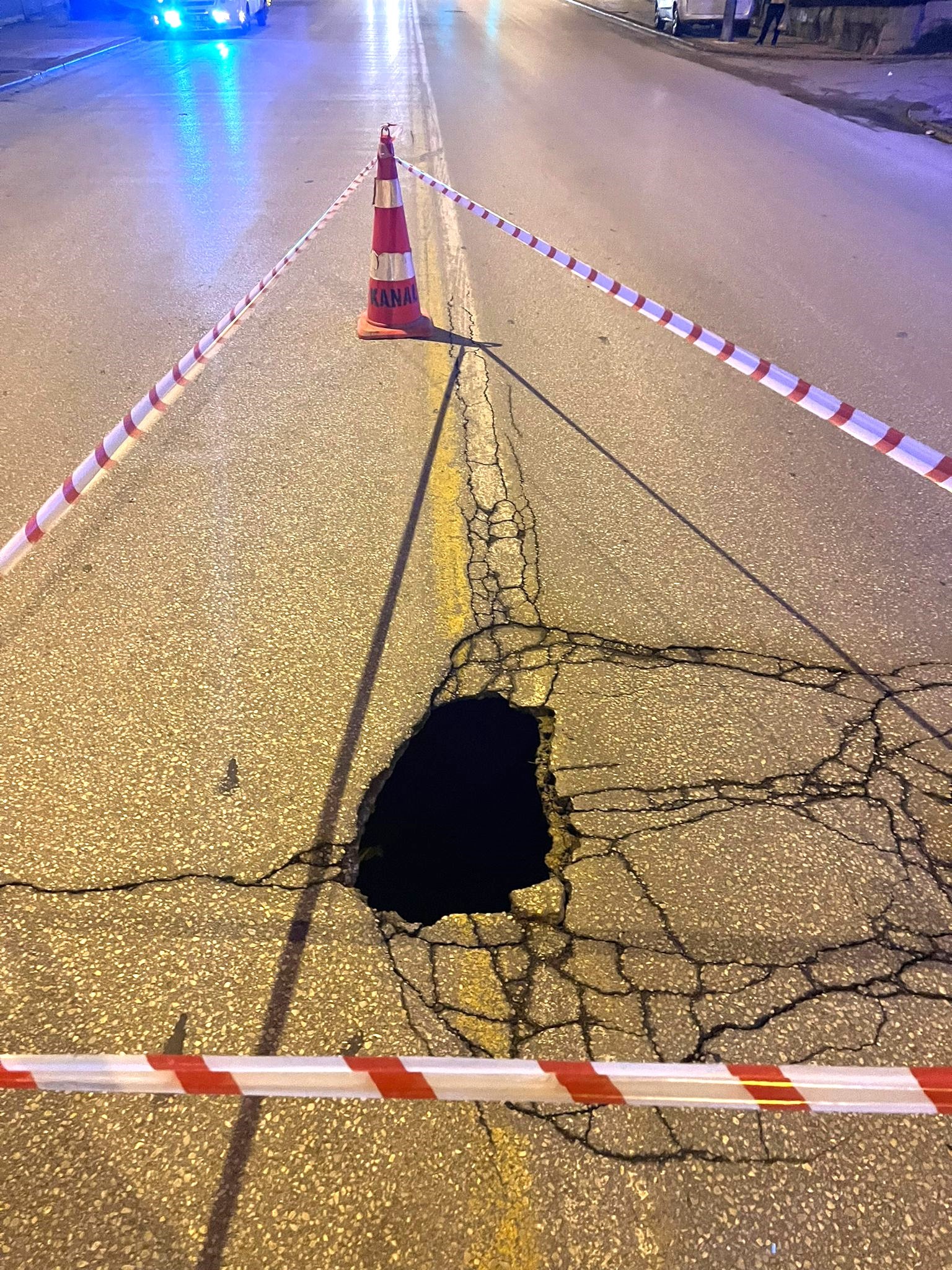 İŞLEK CADDE OLUŞAN ÇUKUR SÜRÜCÜLERE ZOR ANLAR YAŞATTI (3)