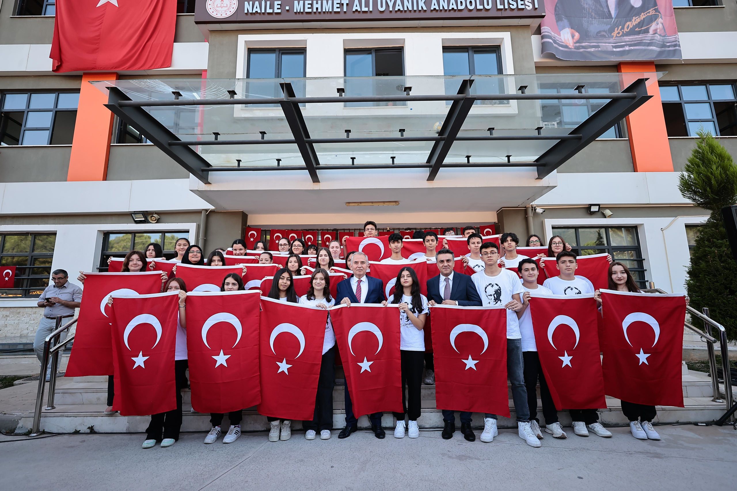 Başkan Zolan onbinlerce öğrenciye Türk Bayrağı hediye ediyor (4)