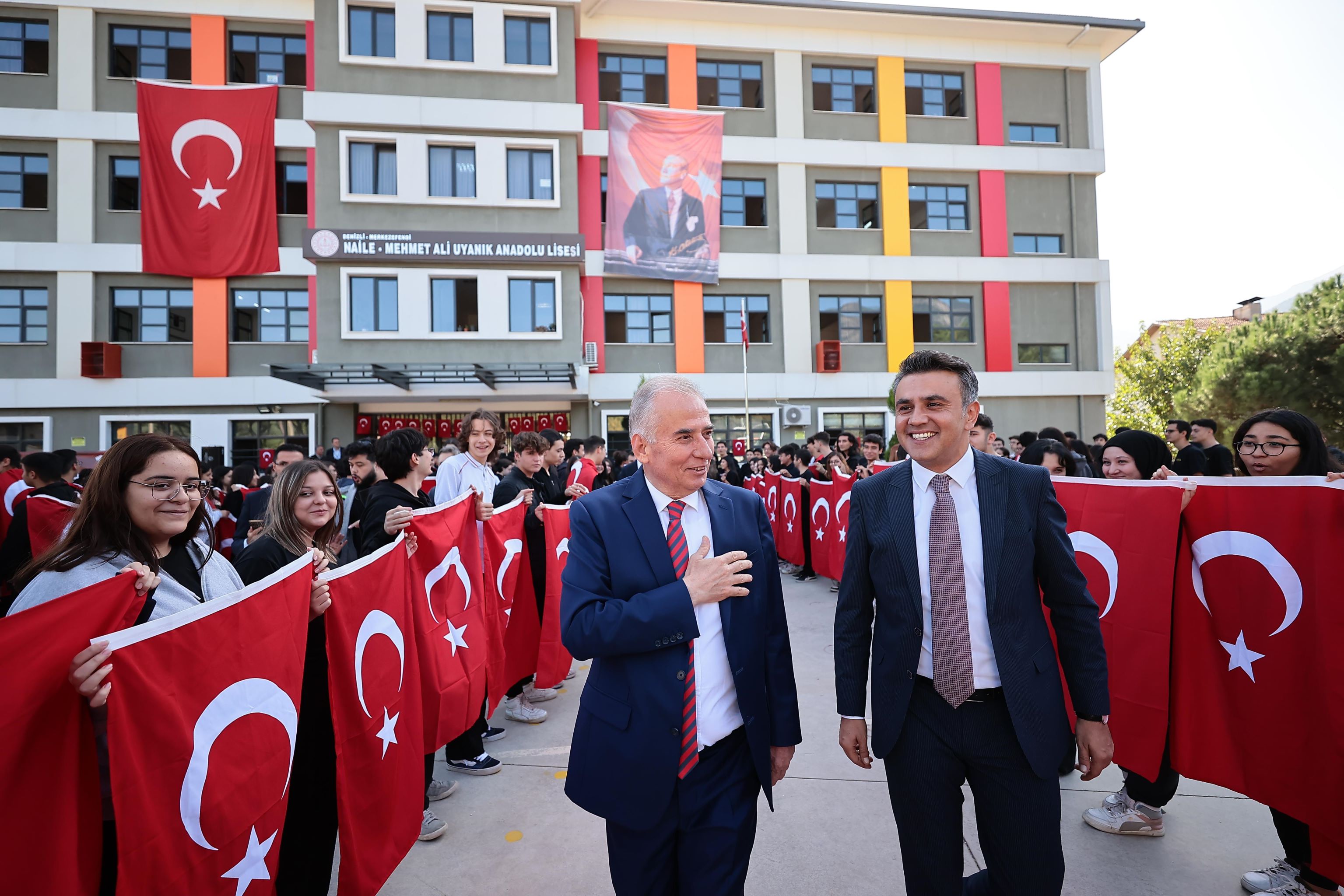 Başkan Zolan onbinlerce öğrenciye Türk Bayrağı hediye ediyor (5)
