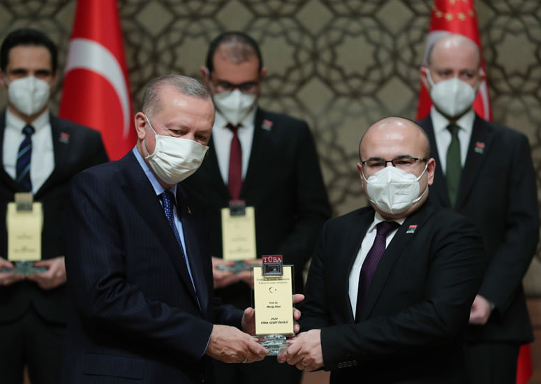 TÜBA-GEBİP (Üstün Başarılı Genç Bilim İnsanı) Cumhurbaşkanı Recep Tayyip Erdoğan'ın elinden almıştı
