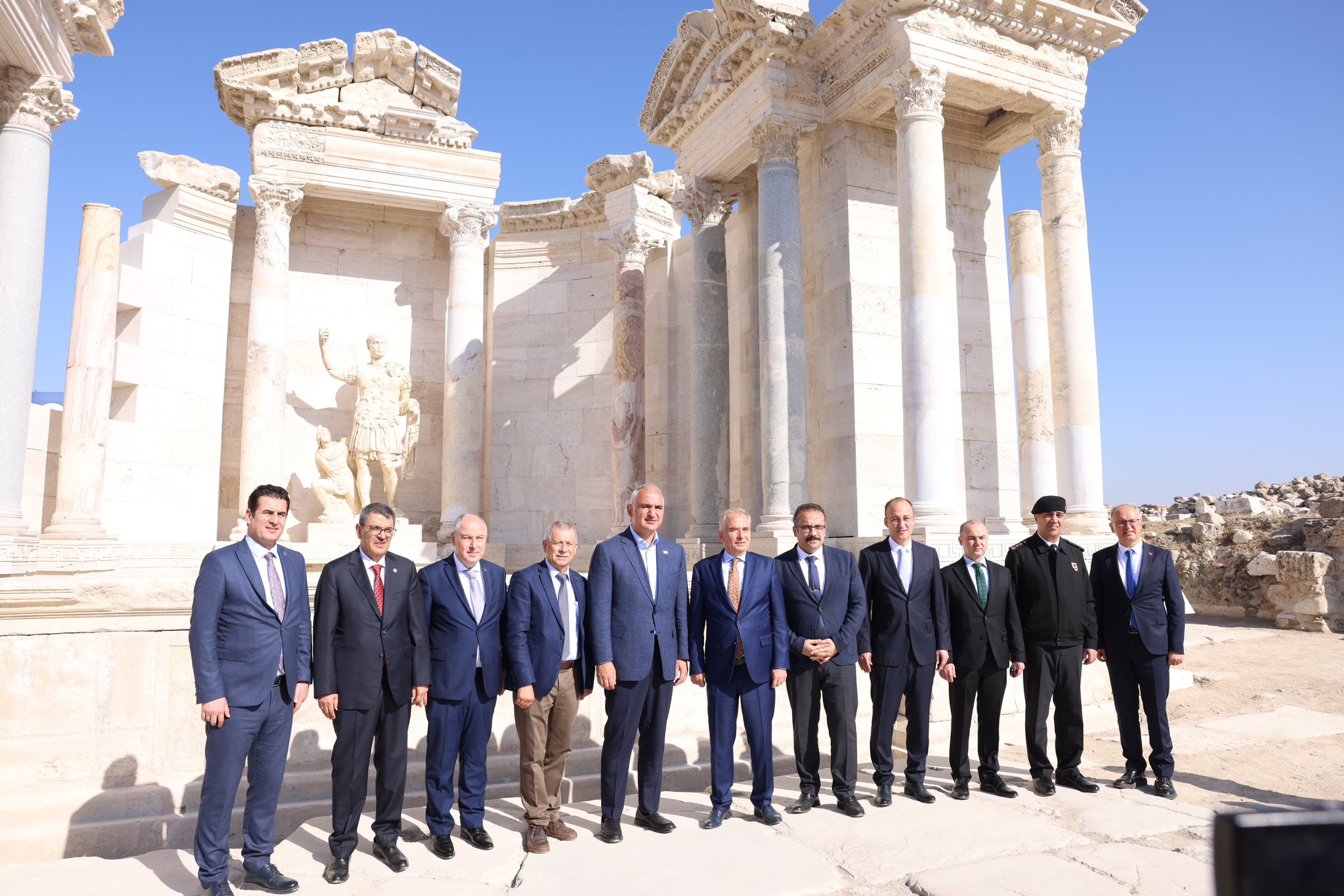 Bakan Ersoy, Rektör Kutluhan İle Birlikte Laodikeia ve Hierapolis Antik Kentlerine Ziyar (3)