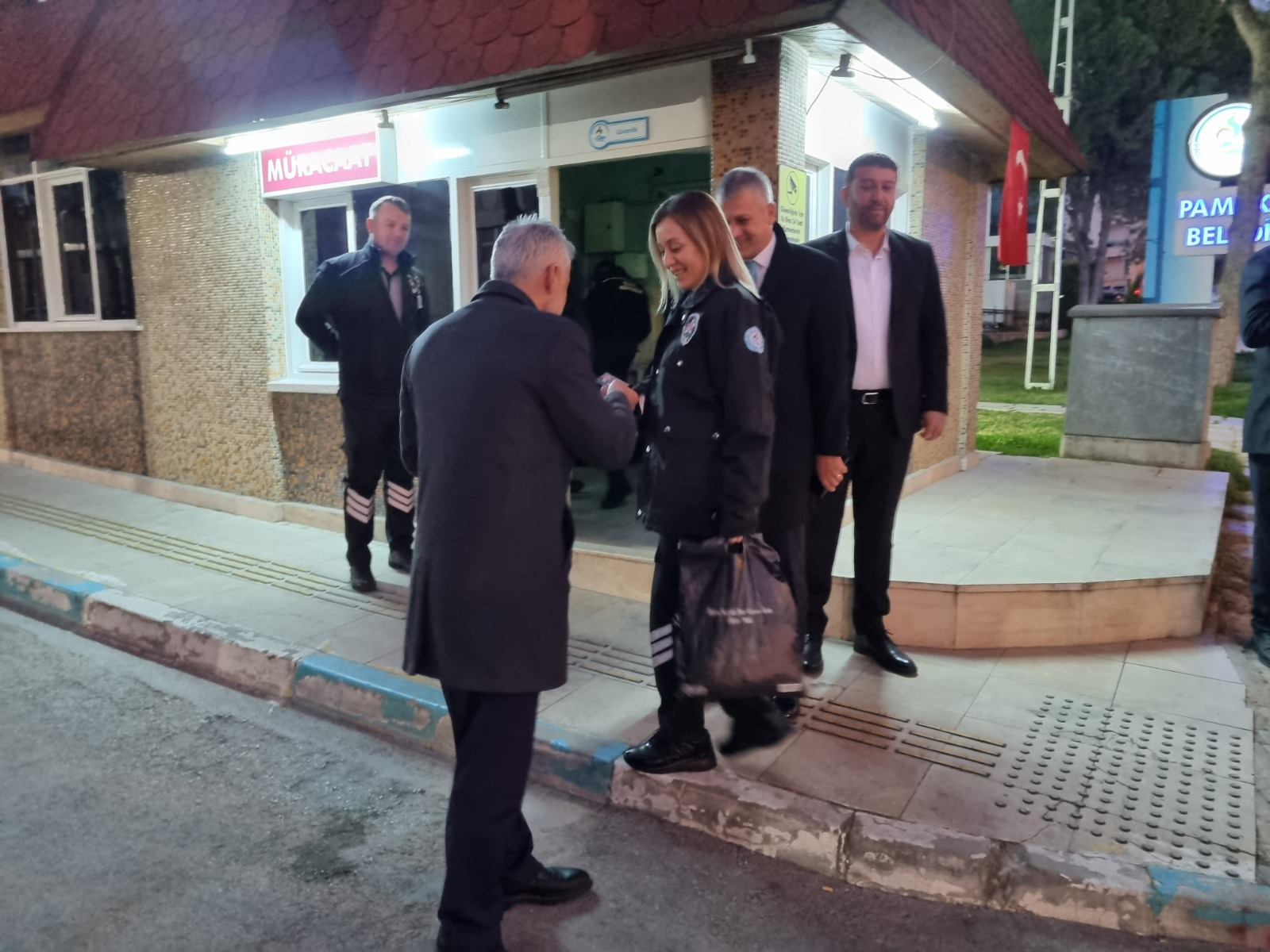 Başkan Adayi Berberoğlu, Beledi̇ye Çalişanlarini Kapida Karşiladi (4)