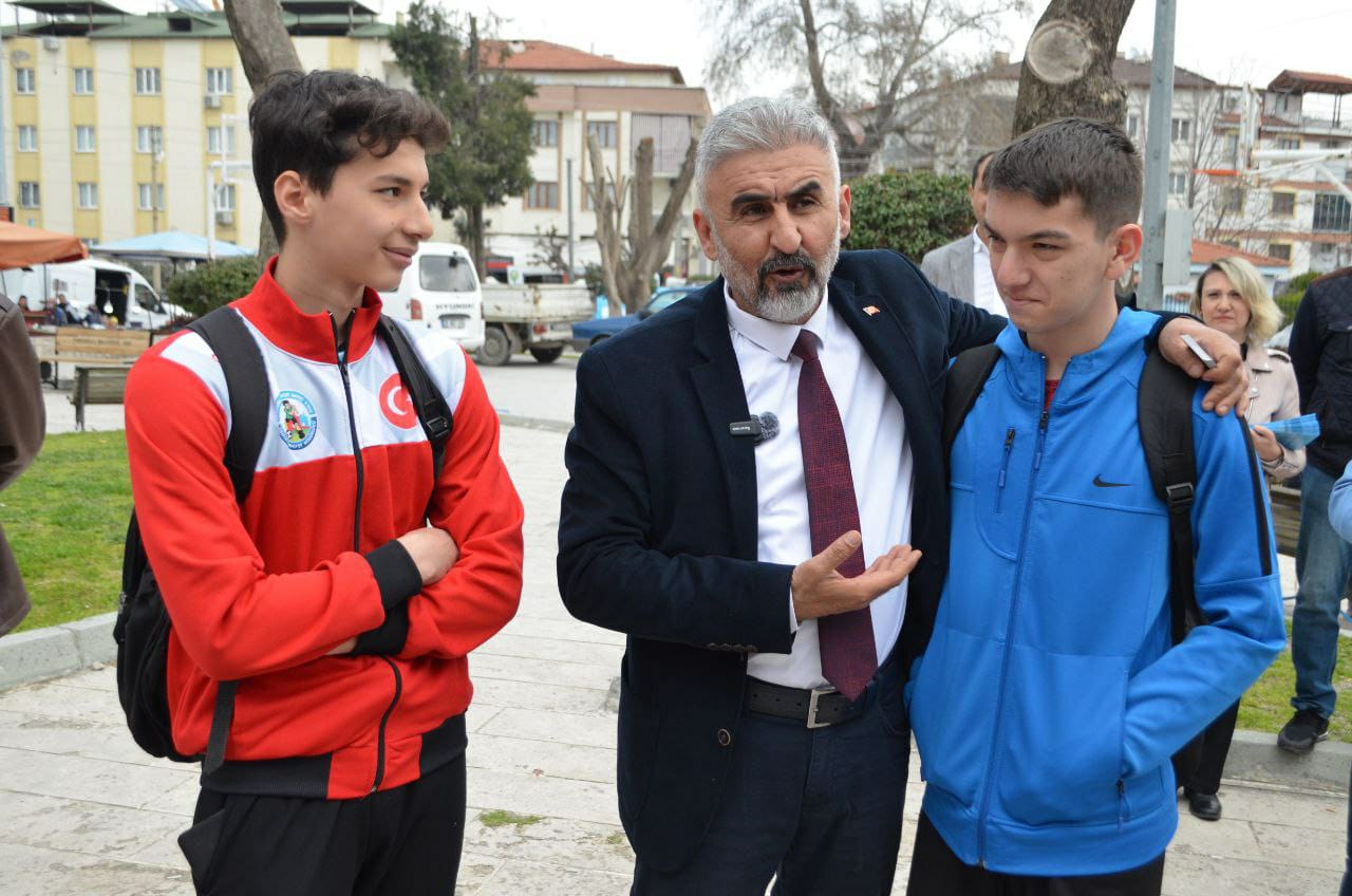 Berberoğlu, Gençlere İyi̇ Spor Alanlari Ve Akti̇vi̇teleri̇ İçi̇n Söz Verdi̇ (4)