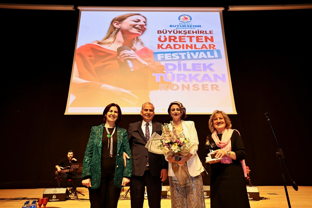 Dilek Türkan Konser Prg (1)