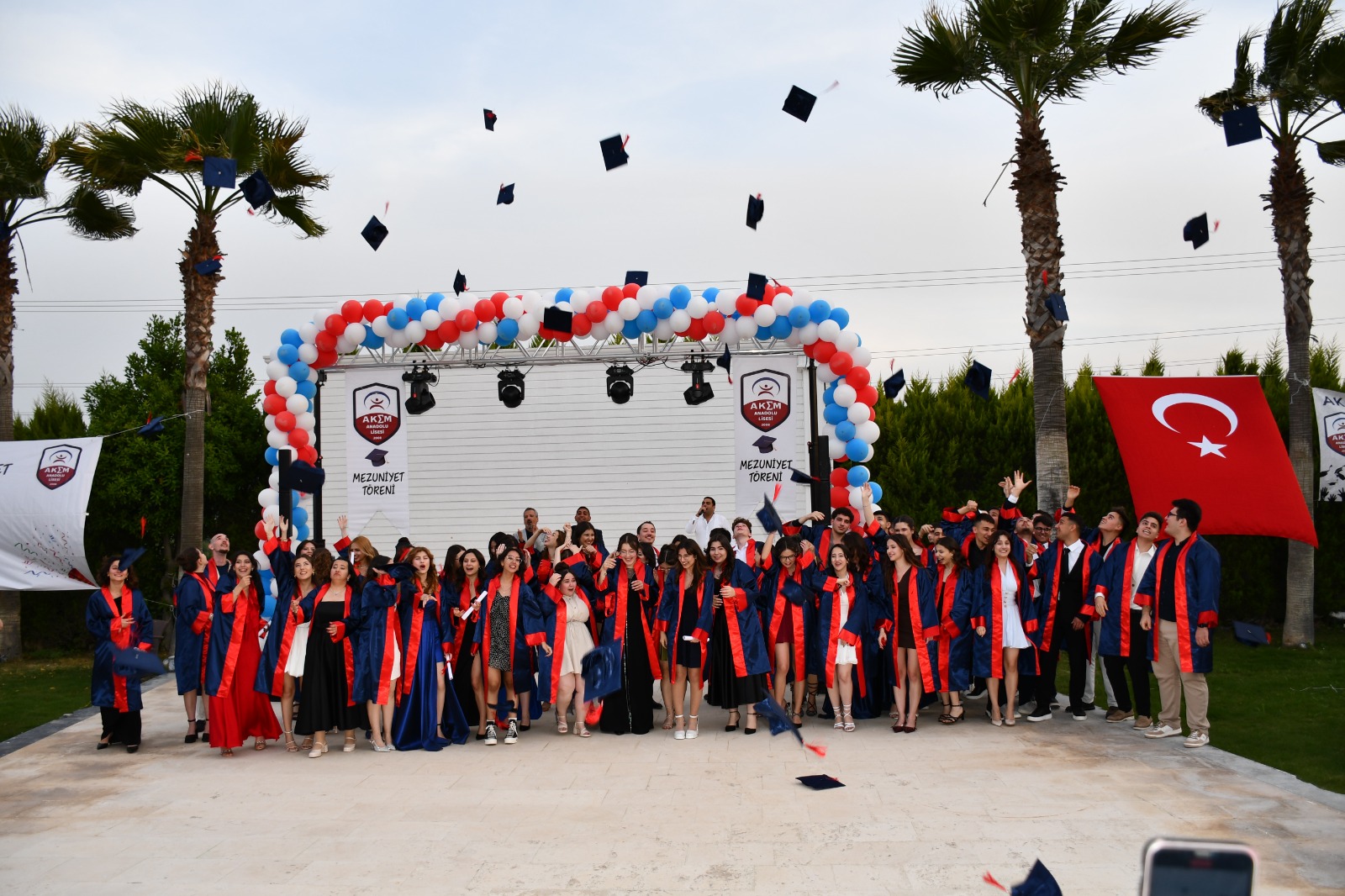 Akem Ai̇lesi̇ 10. Yilinda Da Öğrenci̇leri̇ni̇ Gururla Uğurladi (10)