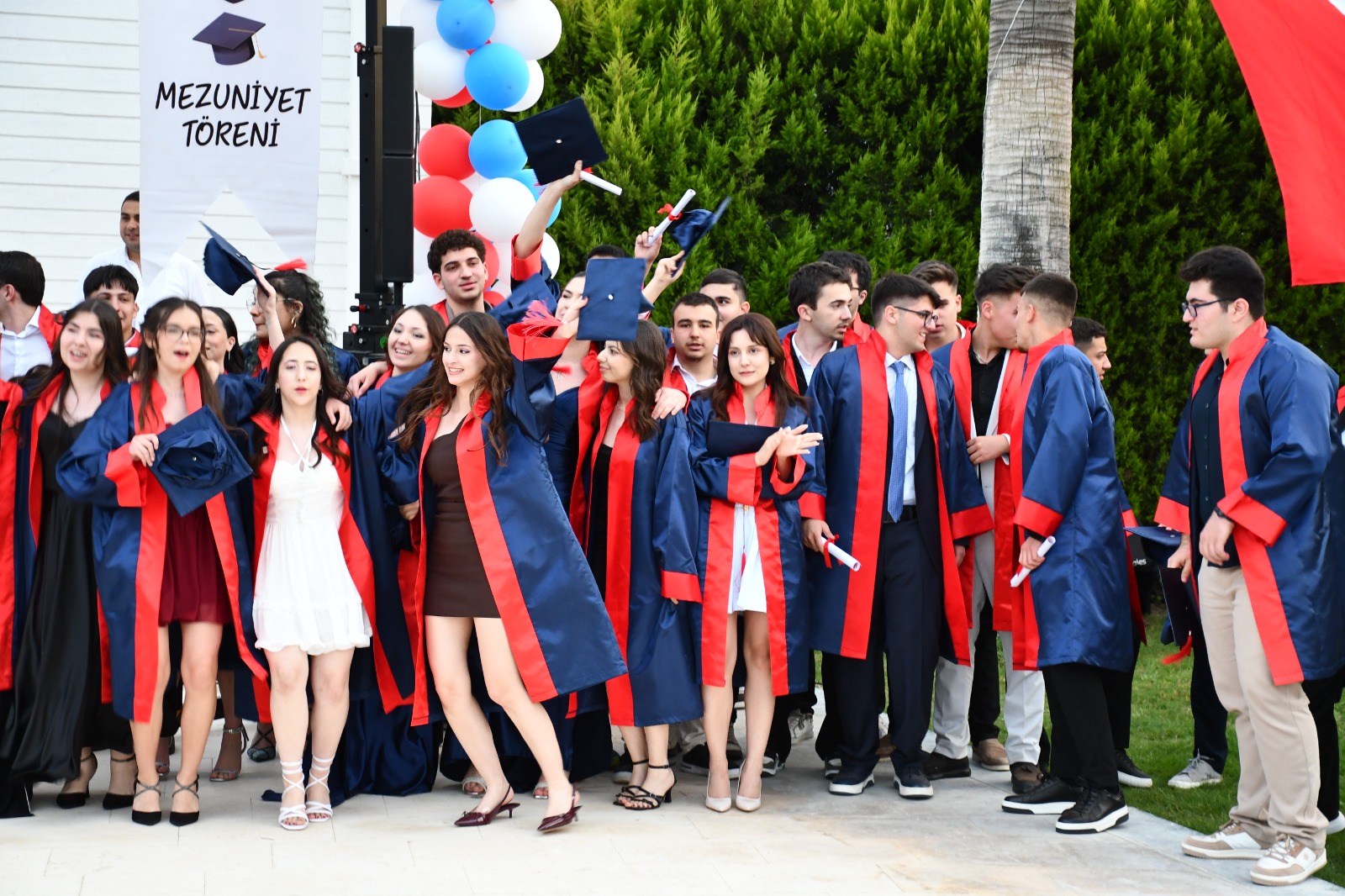 Akem Ai̇lesi̇ 10. Yilinda Da Öğrenci̇leri̇ni̇ Gururla Uğurladi (9)