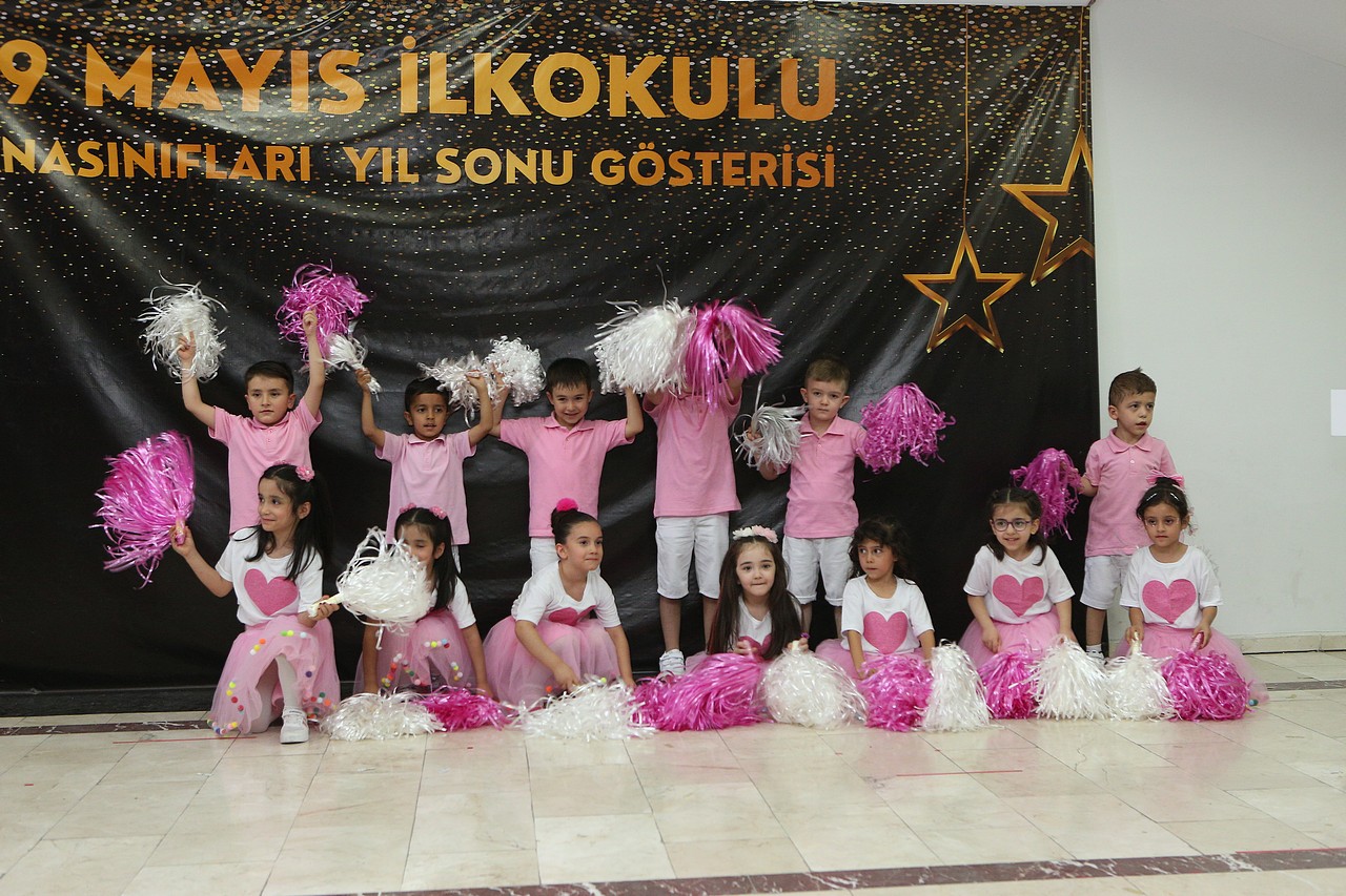 Anasinifi Öğrenci̇leri̇nden Gösteri̇şli̇ Veda (13)