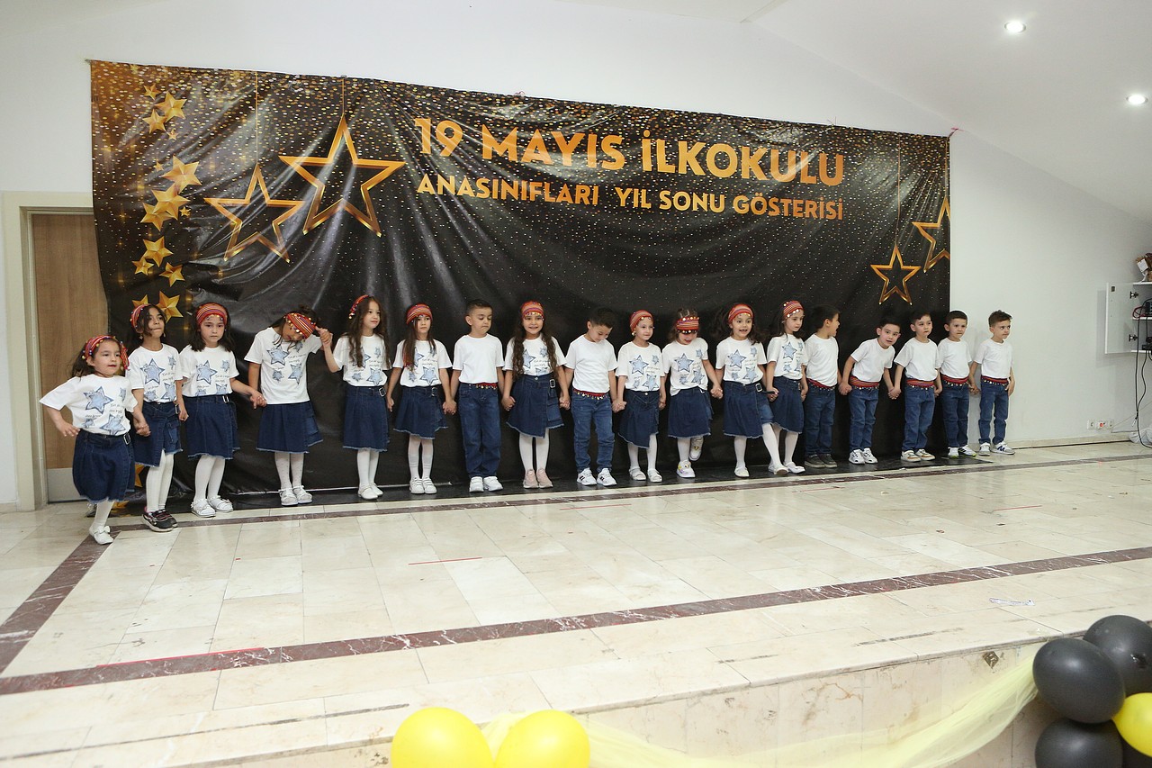 Anasinifi Öğrenci̇leri̇nden Gösteri̇şli̇ Veda (18)