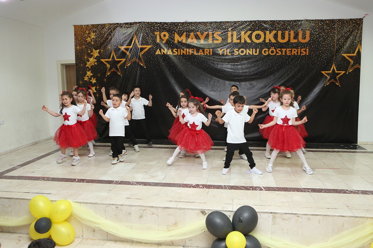 Anasinifi Öğrenci̇leri̇nden Gösteri̇şli̇ Veda (8)