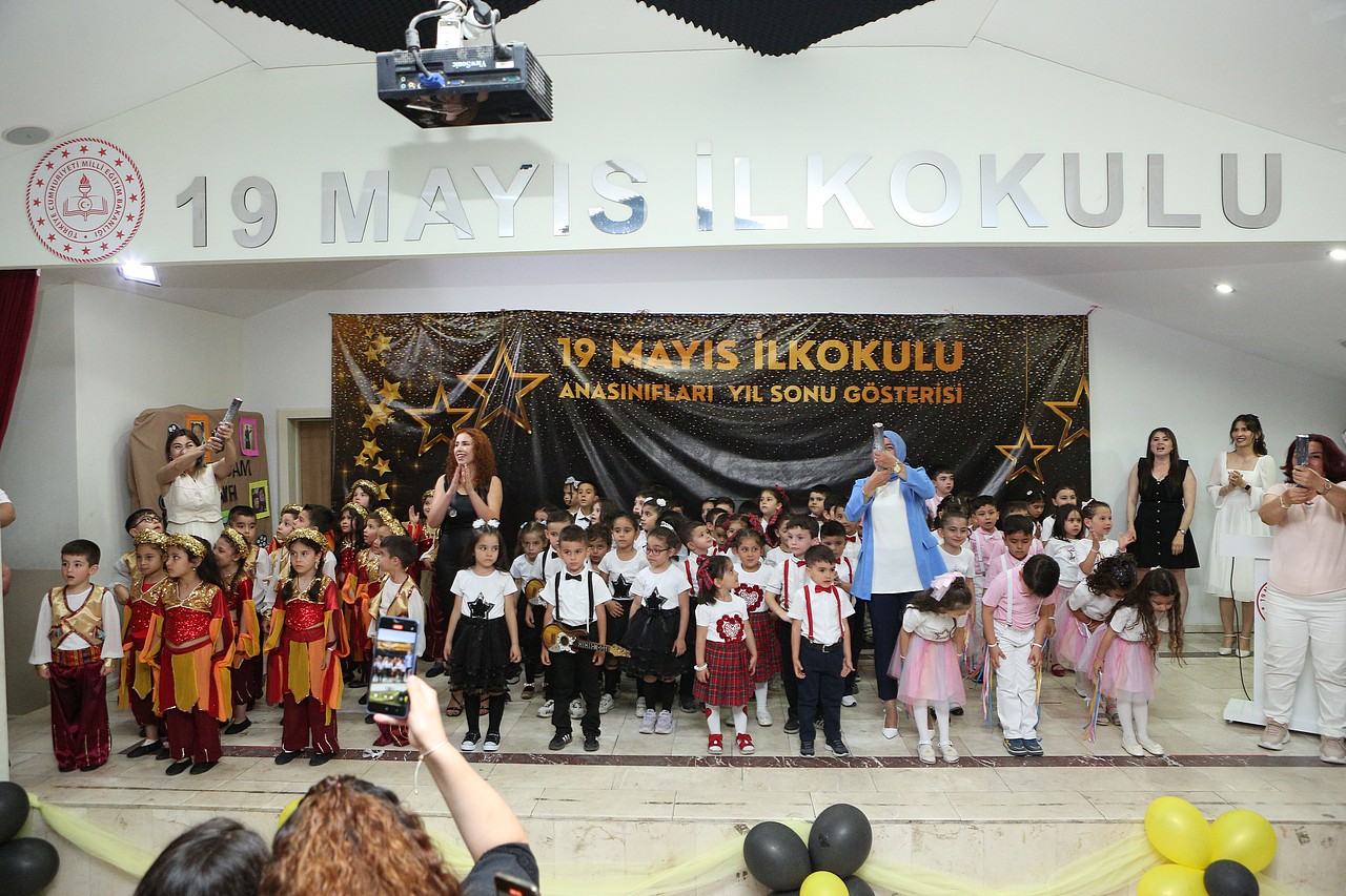 Anasinifi Öğrenci̇leri̇nden Gösteri̇şli̇ Veda (9)