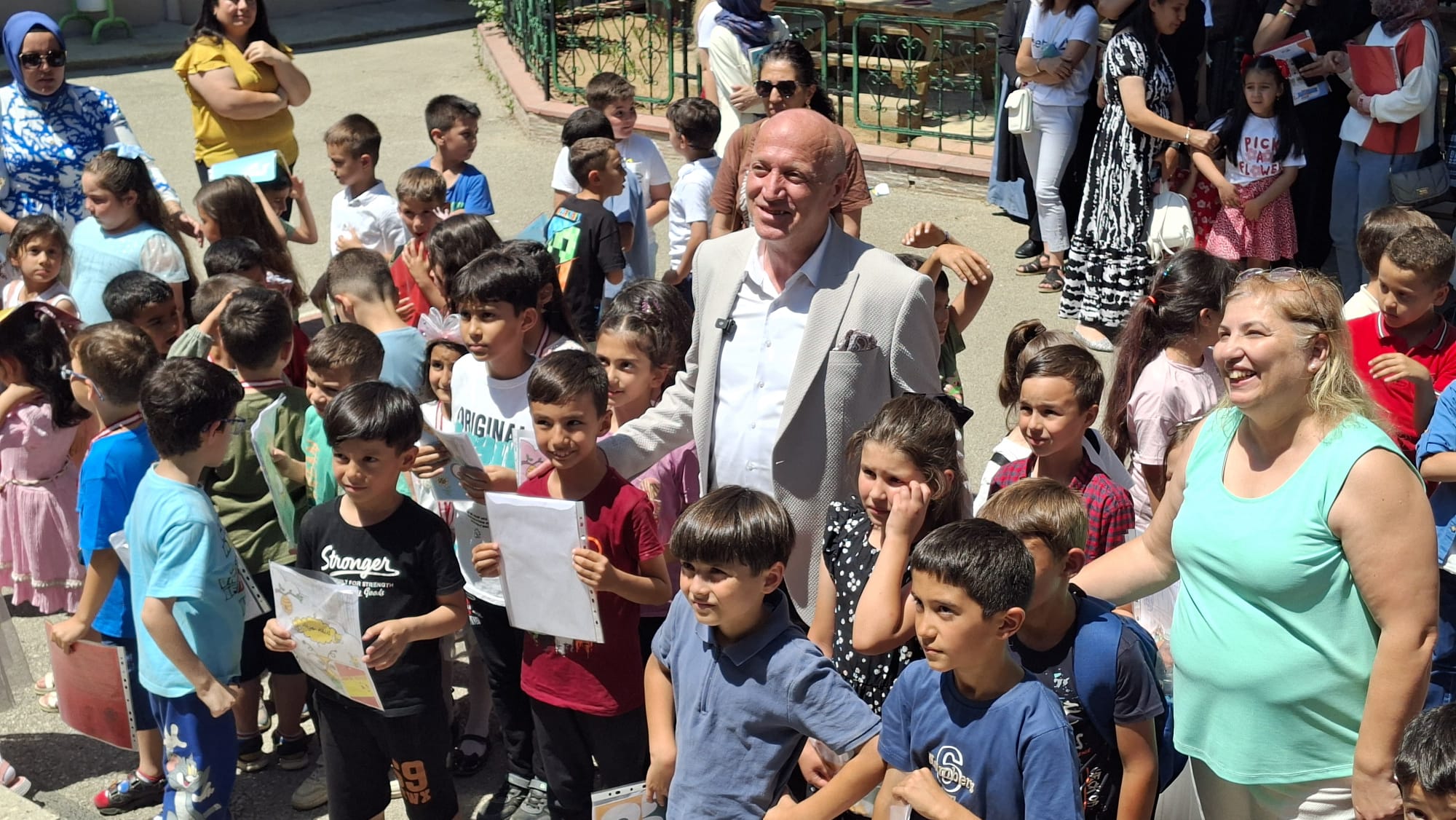 Babadağ Beledi̇ye Başkani Murat Kumral, Mi̇ni̇k Öğrenci̇leri̇n Karne Sevi̇nci̇ne Ortak Oldu (1)