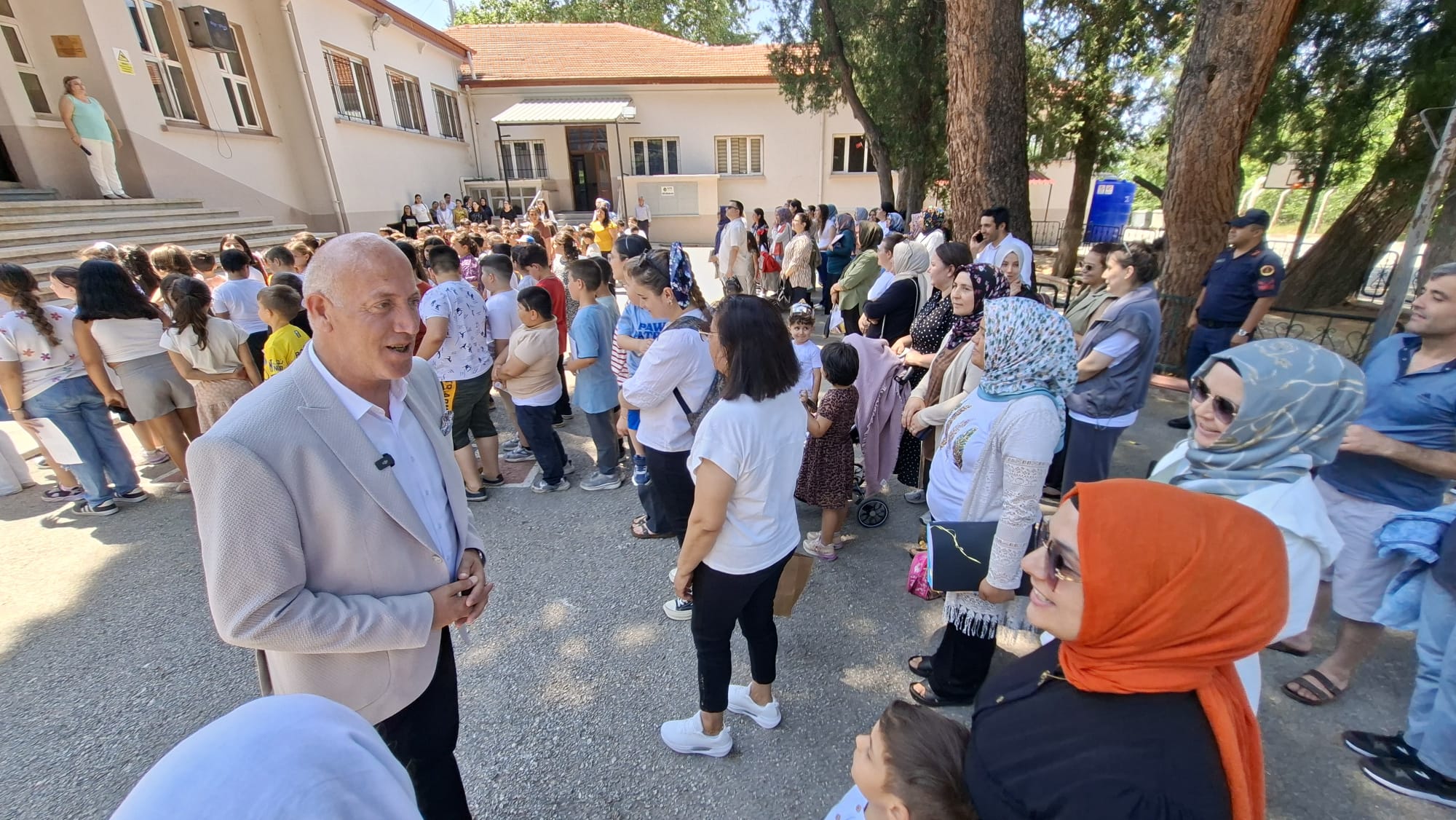 Babadağ Beledi̇ye Başkani Murat Kumral, Mi̇ni̇k Öğrenci̇leri̇n Karne Sevi̇nci̇ne Ortak Oldu (3)