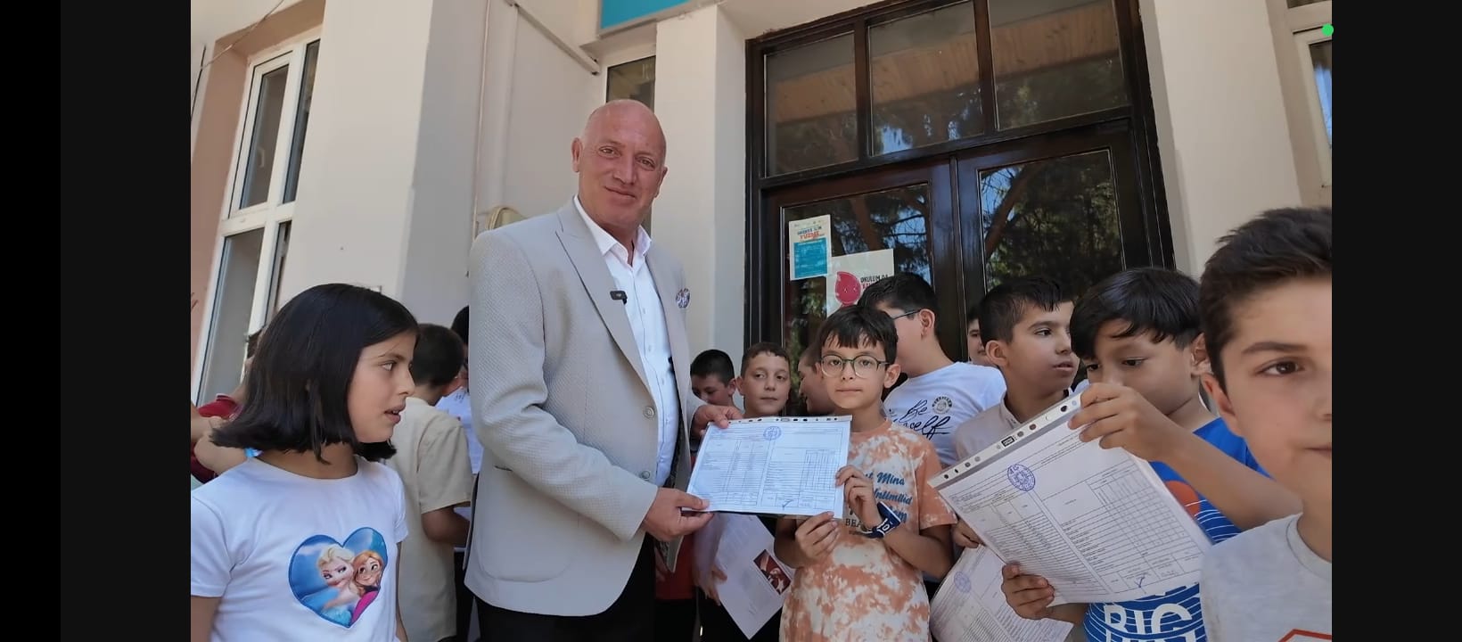 Babadağ Beledi̇ye Başkani Murat Kumral, Mi̇ni̇k Öğrenci̇leri̇n Karne Sevi̇nci̇ne Ortak Oldu (4)