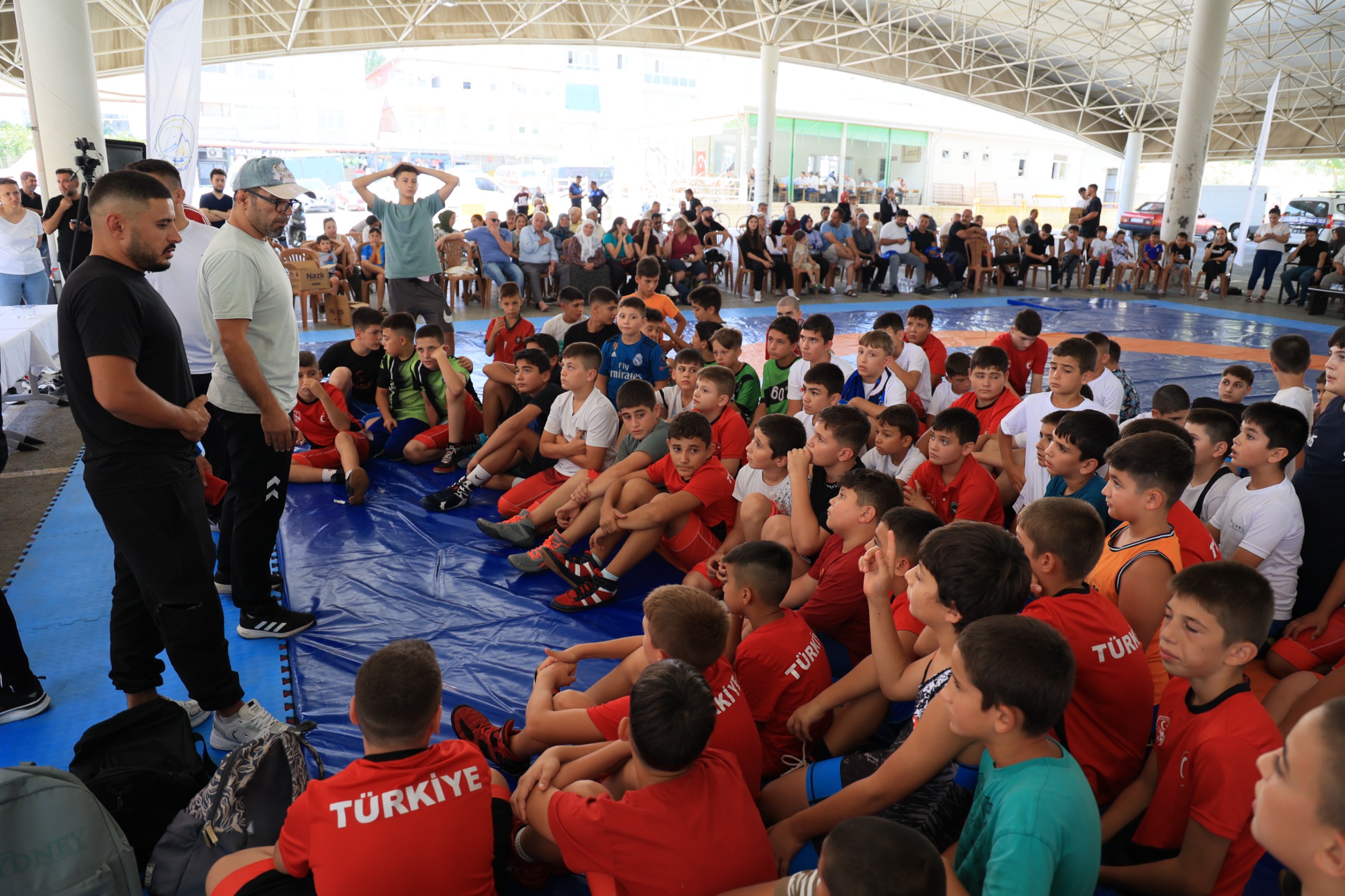 Çameli̇ Festi̇vali̇nde Mi̇ni̇kler Mi̇nderde Kiyasiya Yarişti (1)