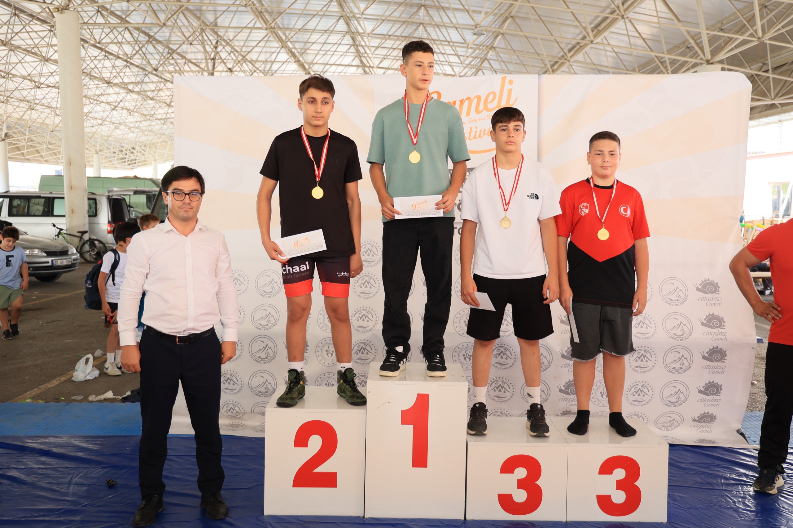 Çameli̇ Festi̇vali̇nde Mi̇ni̇kler Mi̇nderde Kiyasiya Yarişti (2)