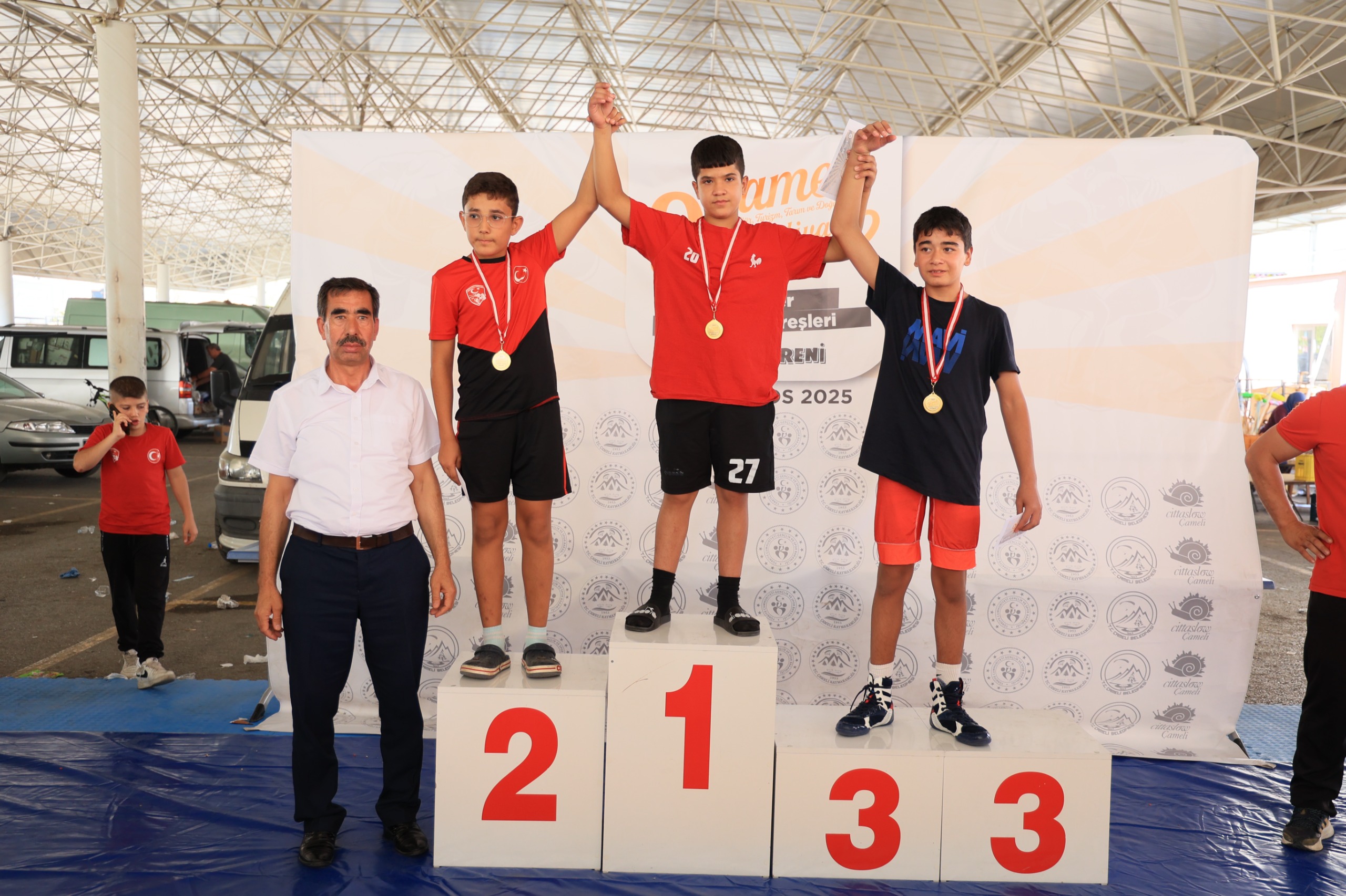 Çameli̇ Festi̇vali̇nde Mi̇ni̇kler Mi̇nderde Kiyasiya Yarişti (3)