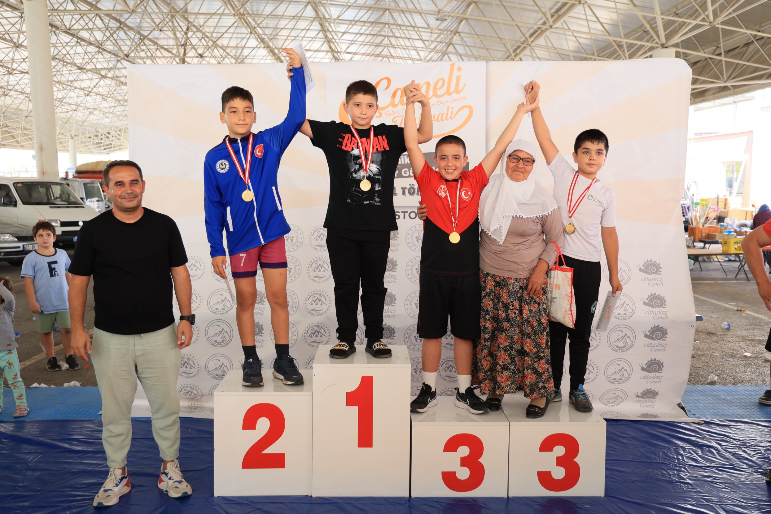 Çameli̇ Festi̇vali̇nde Mi̇ni̇kler Mi̇nderde Kiyasiya Yarişti (4)