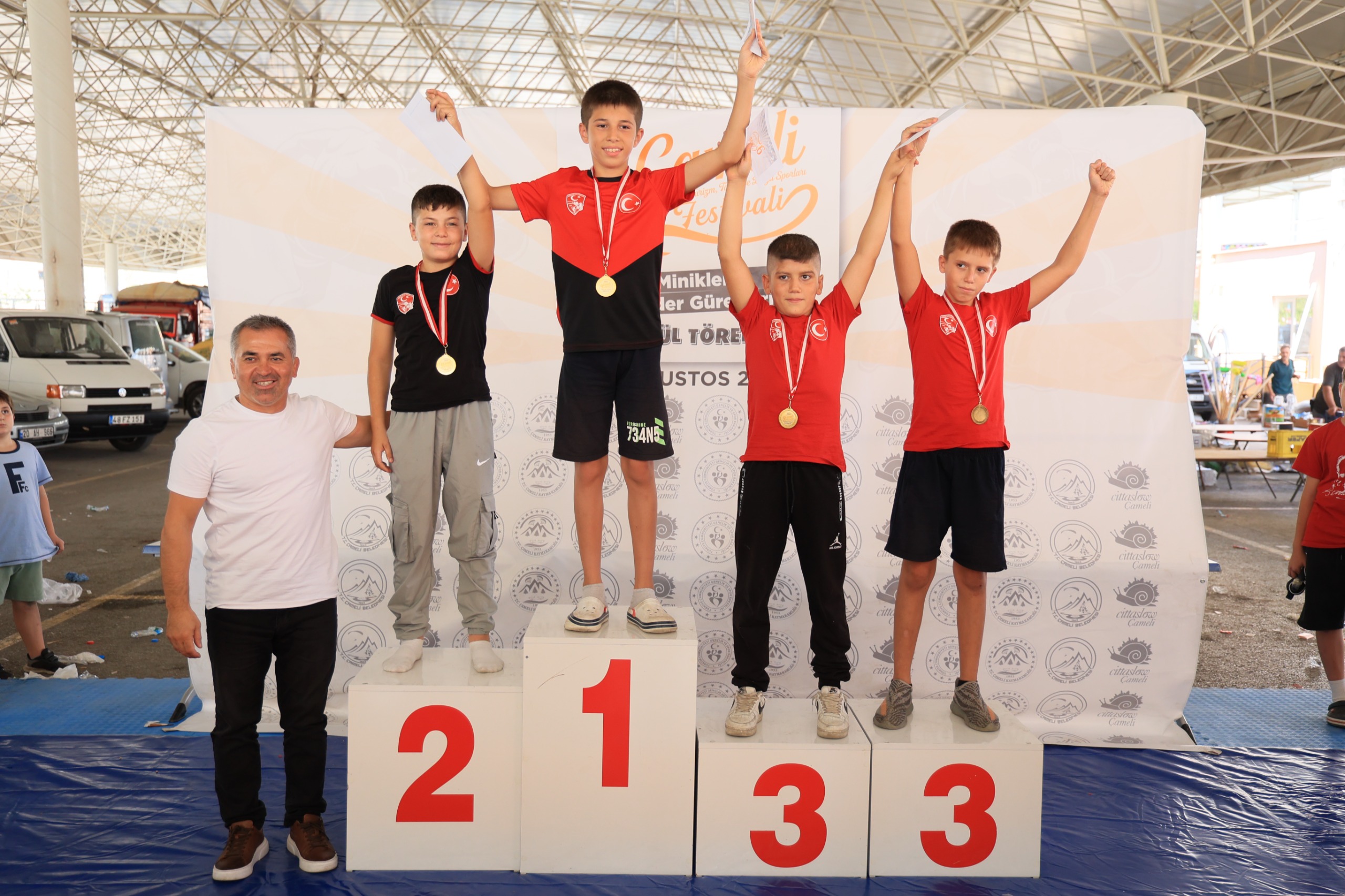 Çameli̇ Festi̇vali̇nde Mi̇ni̇kler Mi̇nderde Kiyasiya Yarişti (5)