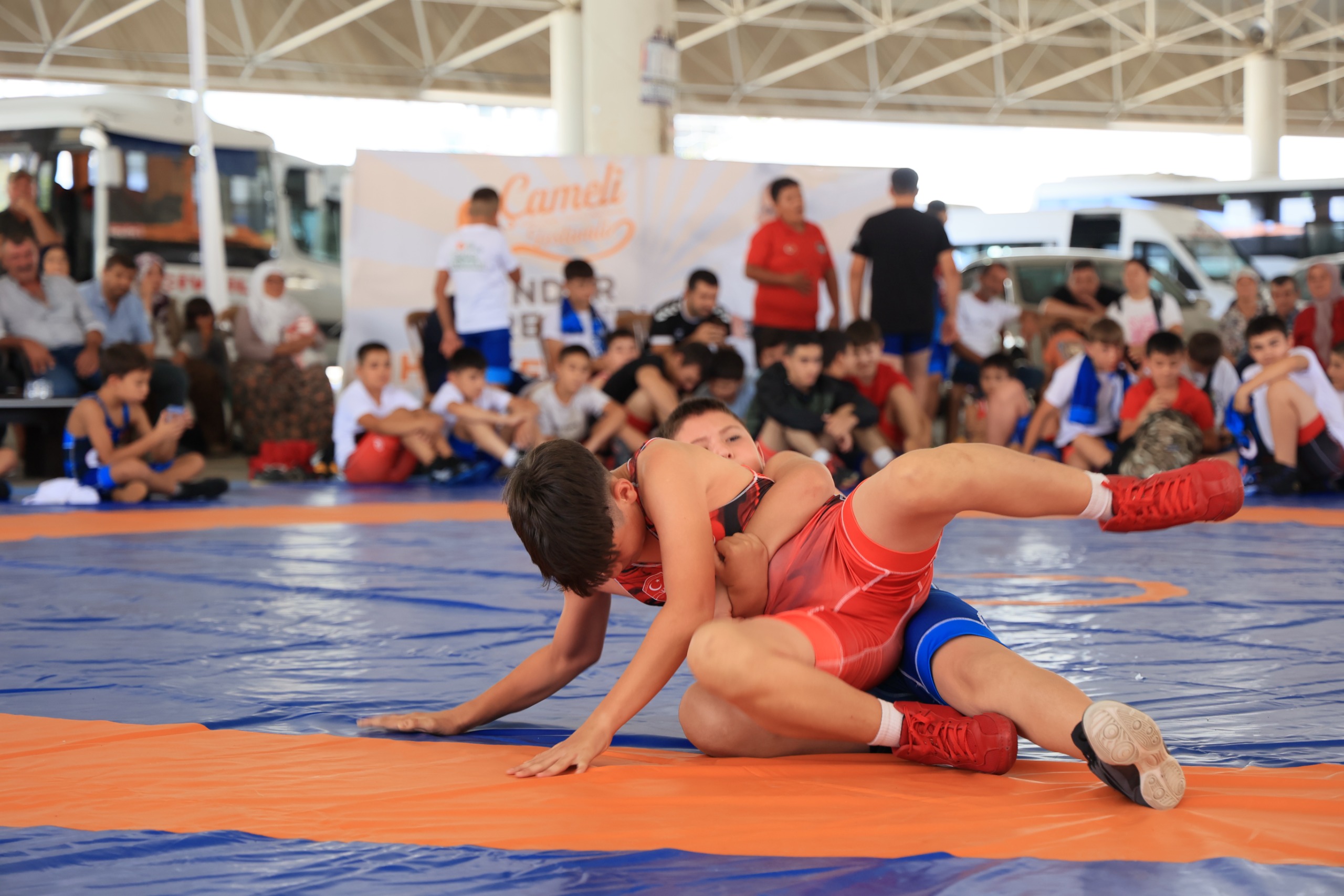 Çameli̇ Festi̇vali̇nde Mi̇ni̇kler Mi̇nderde Kiyasiya Yarişti (6)