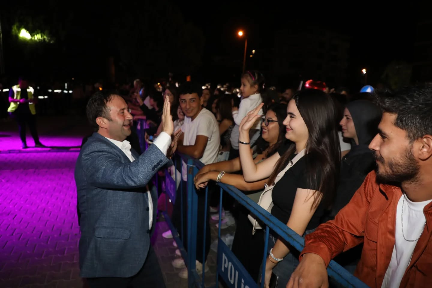 Acipayam’da Rap Coşkusu! Şanişer Ve Sokrat St Sahneyi̇ Salladi (3)