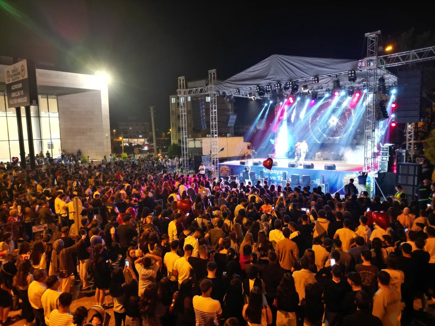 Acipayam’da Rap Coşkusu! Şanişer Ve Sokrat St Sahneyi̇ Salladi (4)