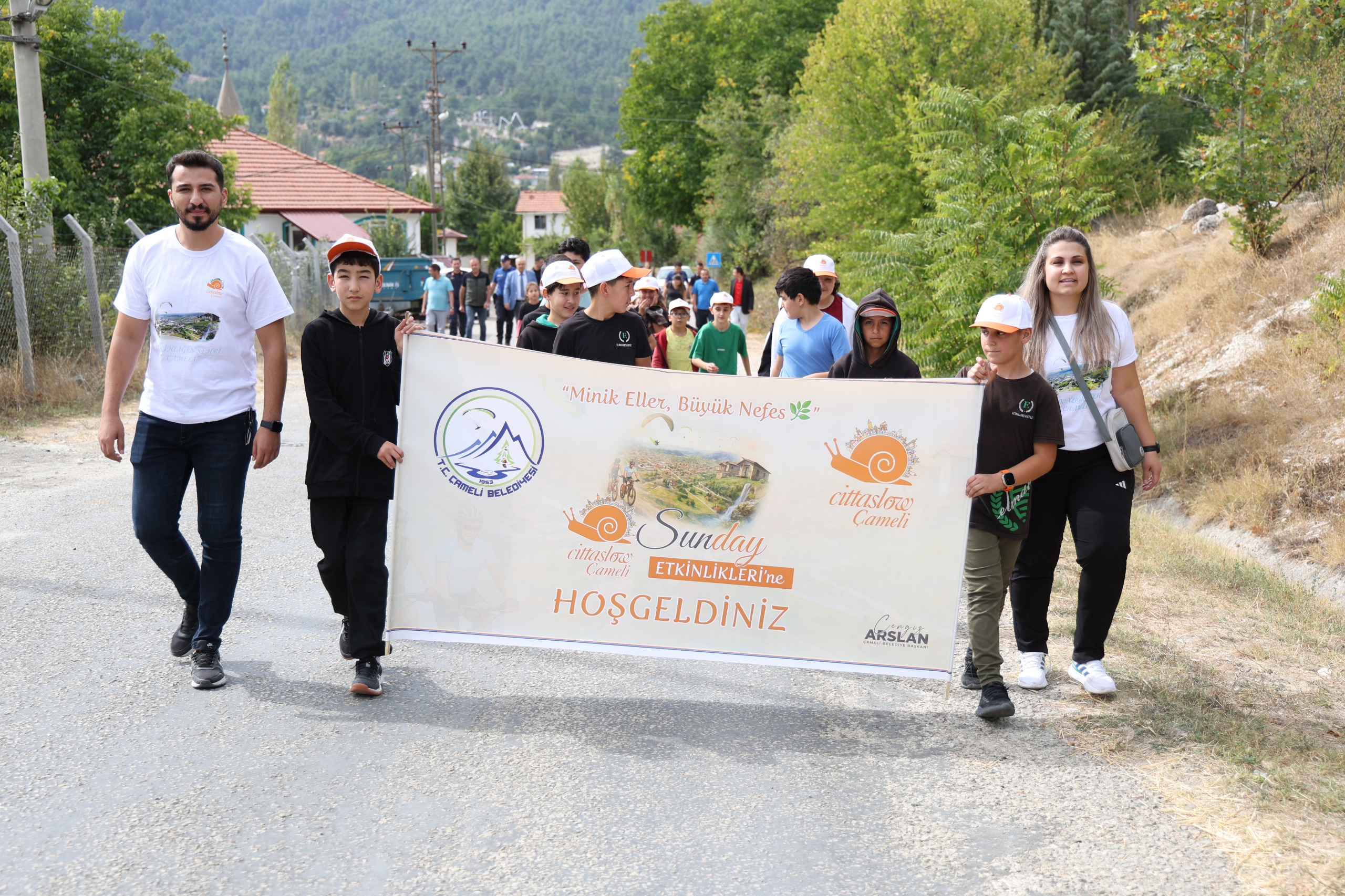 Çameli̇’de “Ci̇ttaslow Sunday” Etki̇nli̇ği̇! Mi̇ni̇k Eller Doğa İçi̇n Buluştu (7)