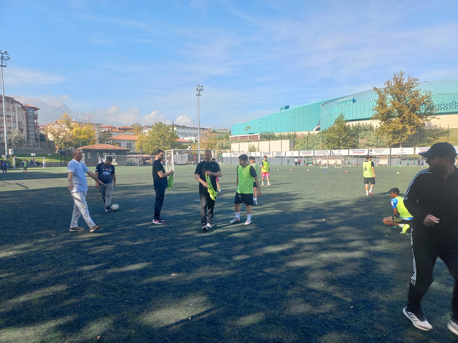 İyi̇ Parti̇'den Saha Kri̇zi̇ Protestosu Ķöse Çocuklarin Hakki Olan Hi̇zmet Yeri̇ne Geti̇ri̇lsi̇n, İnsanlik Ayibina Son Veri̇lsi̇n! (3)