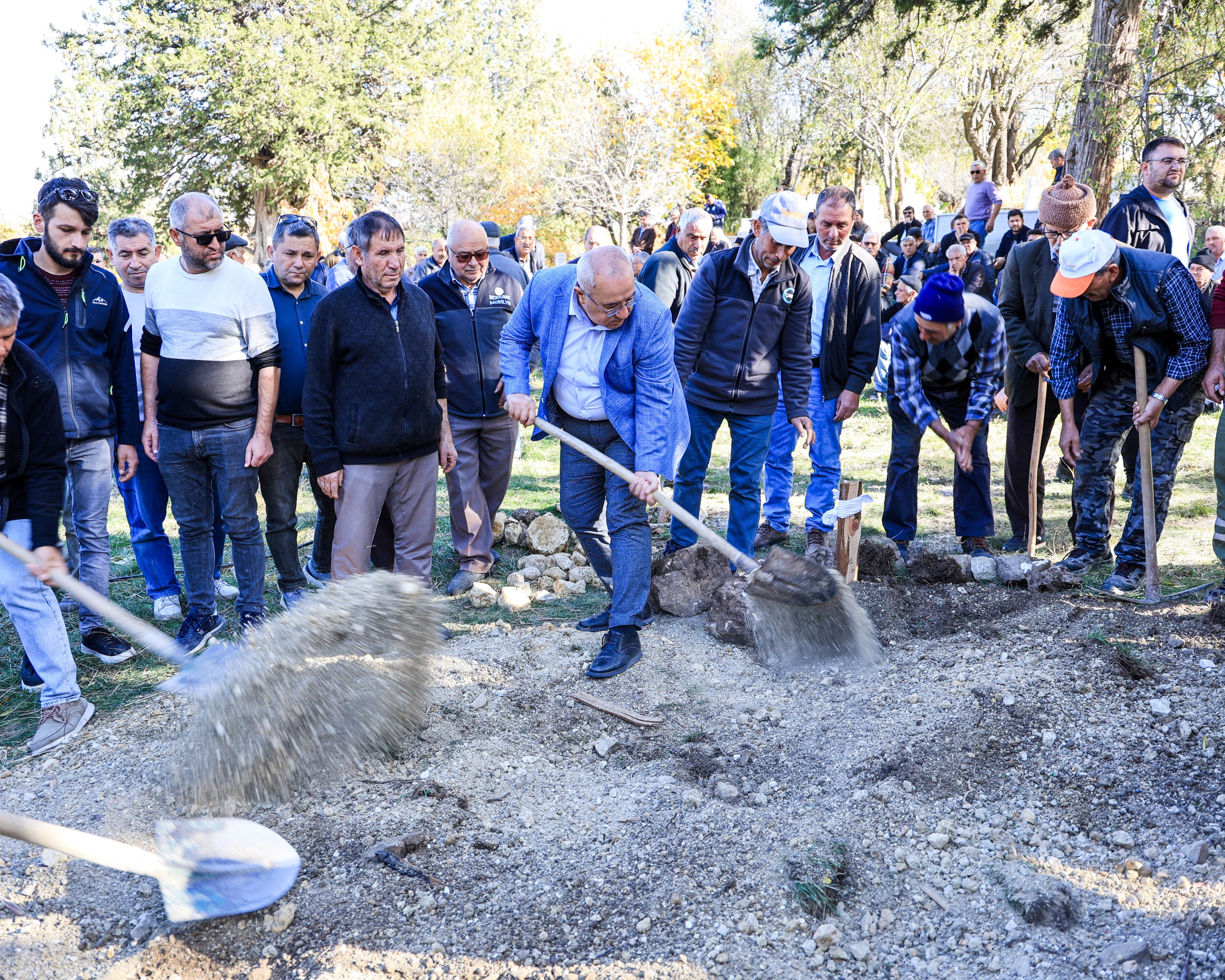 Arslan, Mahalli̇ Sanatçi Cemi̇l Çağdaş’in Cenaze Töreni̇ne Katildi (1)