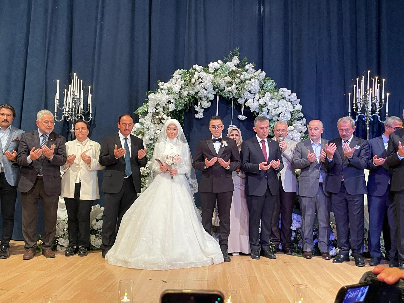 Deni̇zli̇’de Gerçekleşen Görkemli̇ Düğün Protokol, Si̇yaset Ve İş Dünyasini Buluşturdu (2)